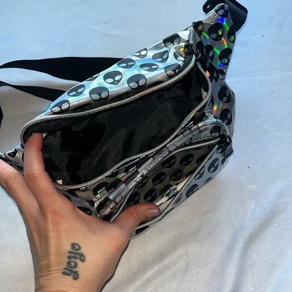 Vibedration holographic alien fanny pack - Picture 2 of 6